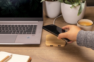 Logotrade ziemassvētku dāvanas foto: Bambusa 10W bezvadu lādētājs ar USB