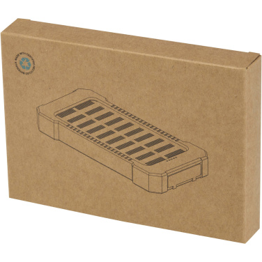 Logotrade korporatīvās dāvanas foto: Altair 5000 mAh 10 W pārstrādātas plastmasas izturīga saules enerģijas pārnēsājamā baterija ar iebūvētu lukturīti