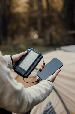 Logotrade Ideja dāvanas foto: Nordic Drift Titan 10.000mAh saules enerģijas lādētājs ar 3 paneļiem